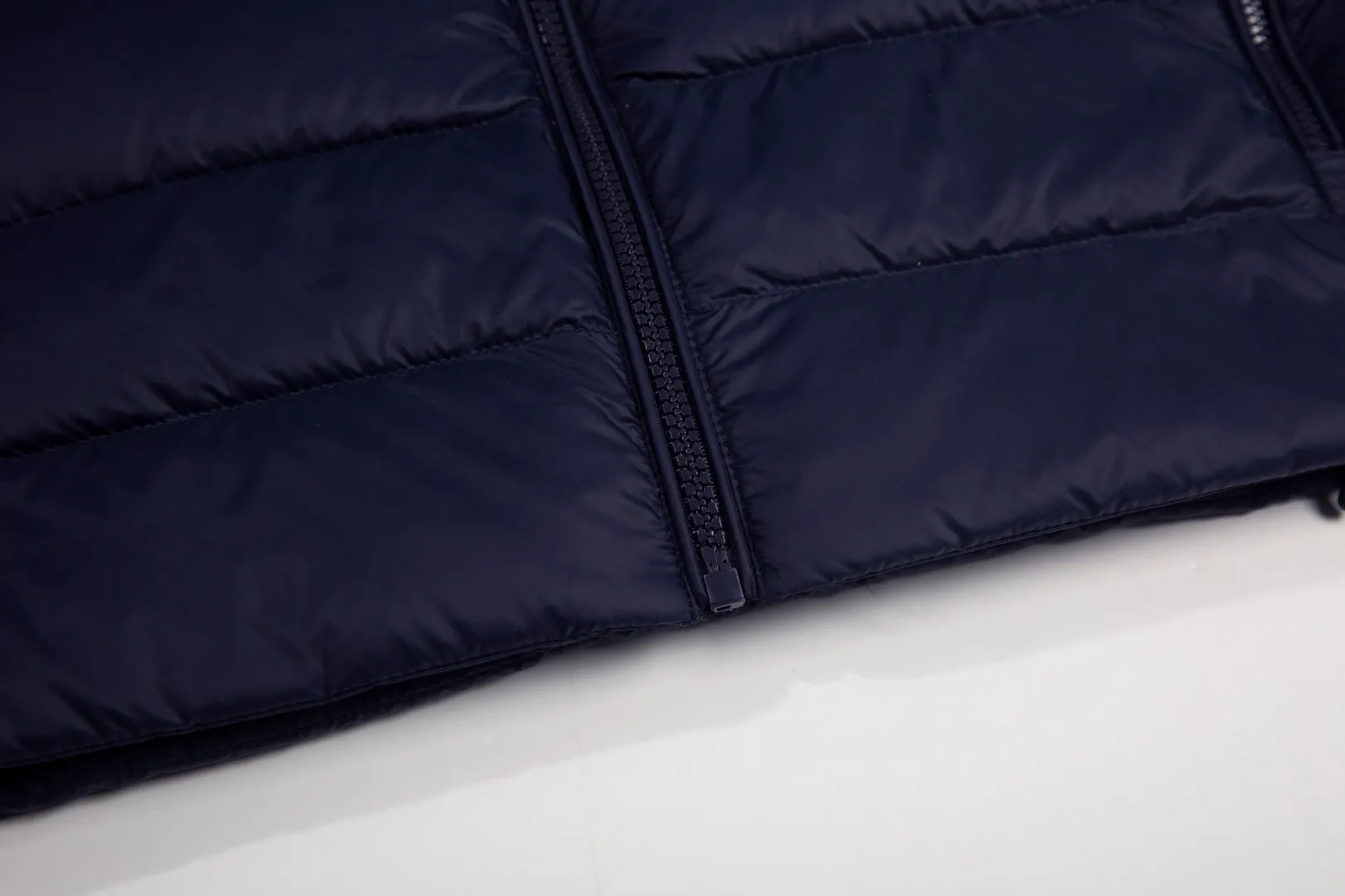 P560 White background picture [Popular in winter] Style number: 25115# Color: black/navy/grey apricot Size: S-XL - Ralph Lauren/Ralph Lauren 2025FW Winter popular half-covered high-collar hooded lightweight gall-free rib down jacket - the same as the original 400T gall-free nylon on the face Elastic hemming restraint Lightweight technological warmth - corn tooth high-quality resin zippers Large and small partition zippers Single version, single opening - ingenious restoration, full set of customized hardware and accessories, all details processed 100% - RL Ralph Lauren classic light rib down jacket. With the blessing of 25 years of rib fire, it firmly sits in the C position of this autumn and winter wardrobe. It has a light and fluffy touch. There is almost no burden on the upper body. One piece for winter in the south. It can be used as an inner layer in the north. The hood/hem can be flexibly adjusted for tightness. It can be worn for daily commuting or light outdoor scenes while keeping warm. It can also present a smart and lightweight style and texture. Regular fit. Genderless upper body. Highly recommended.